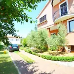 Zomzi Apartament *