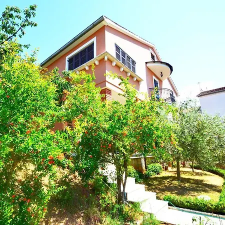 Zomzi Apartment *