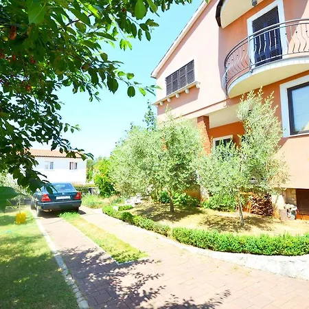 Zomzi Apartment *